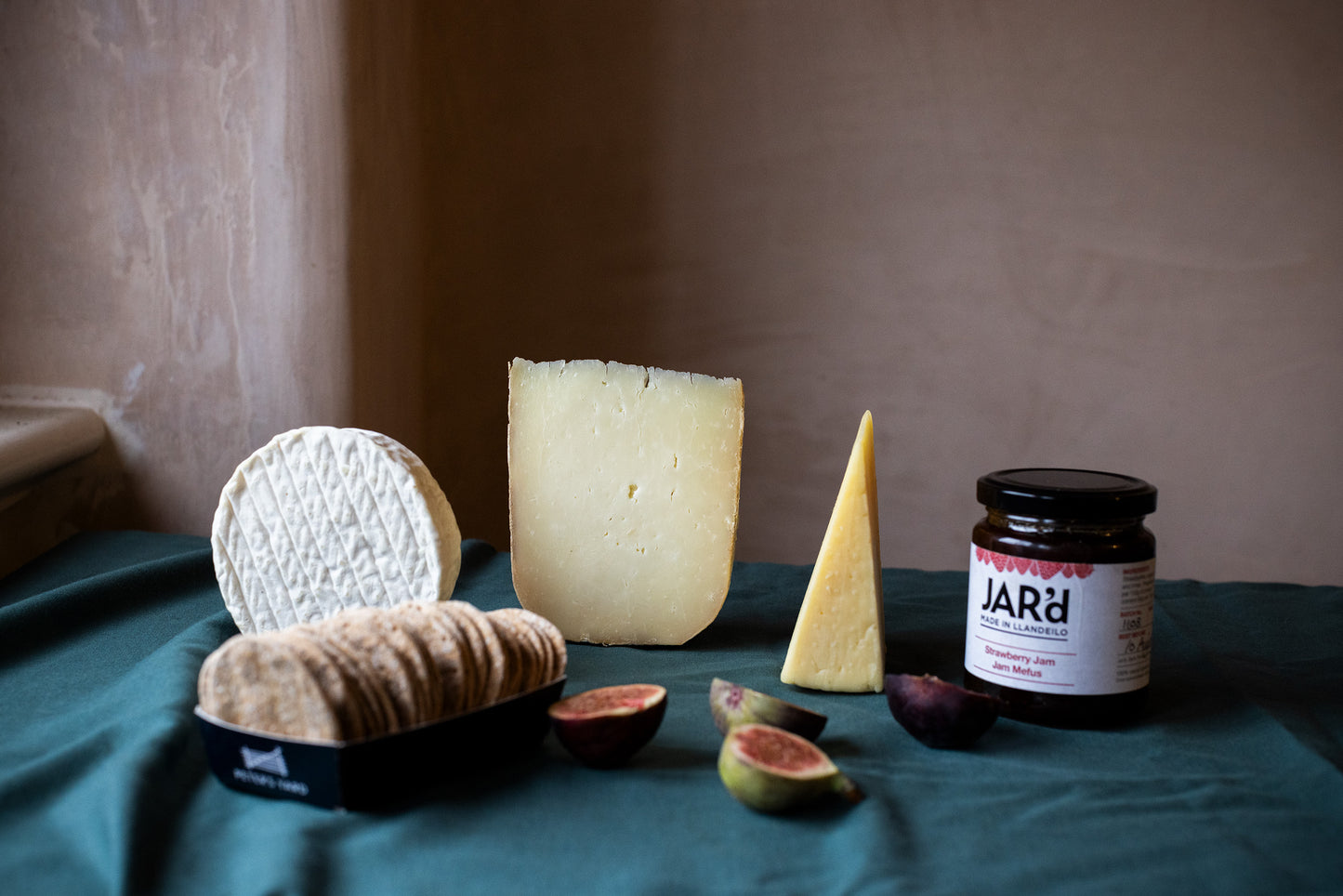 Cheese gift box selection